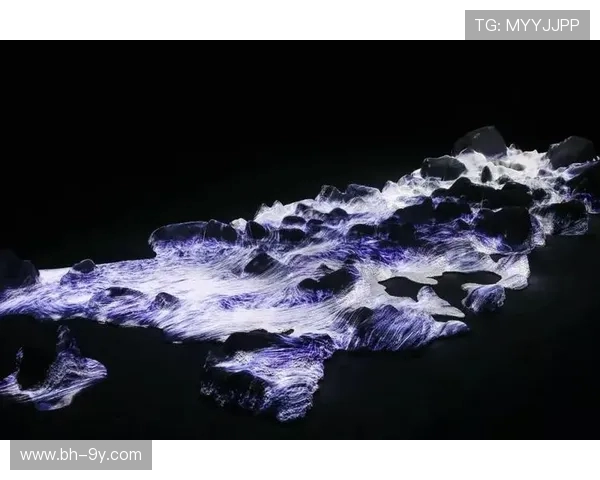 水晶足球艺术把玩件展现光影流转之美与匠心工艺的完美融合